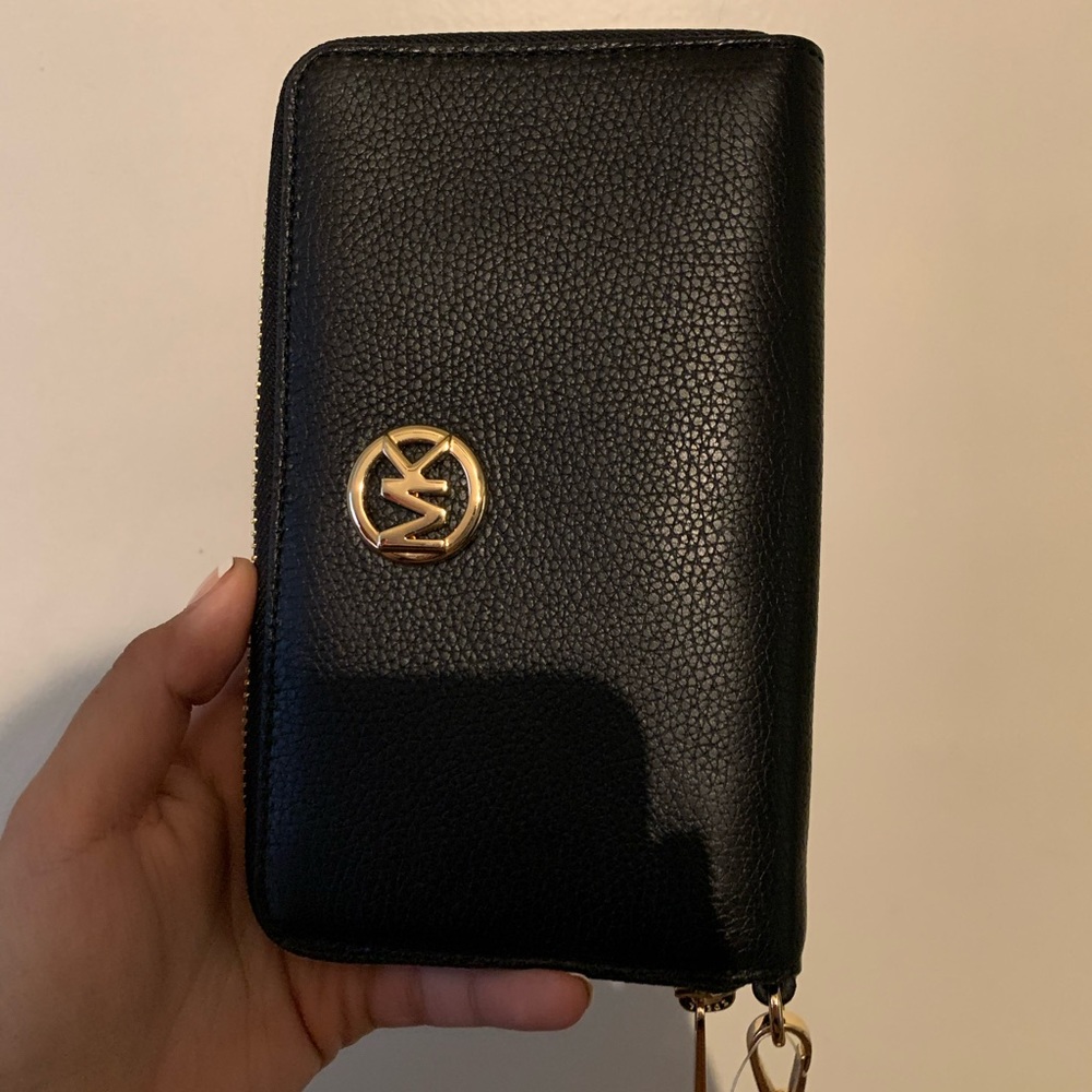 it’s made to put a phone and carry money and cards